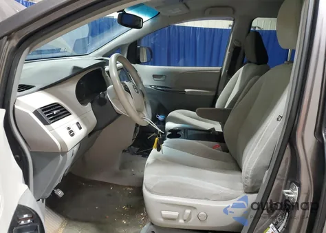 2014 Toyota Sienna Le 8-Passenger z USA, uszkodzony, nr VIN 5TDKK3DC9ES515043